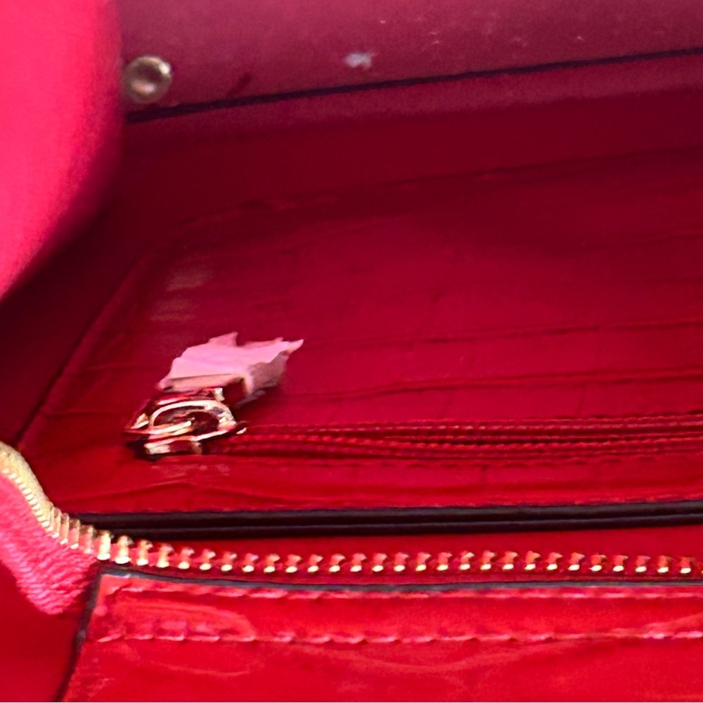Vibrant Red Crocodile Embossed Shoulder Bag Adjustable Strap Zip Closure - Picture 11 of 11